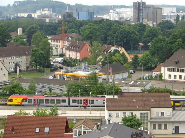 Blick auf den Bahnhof mit HLB 24476 vom Kirchturm der Stadtkirche (12.06.2015) | Foto: Leif-Erik Zaschke