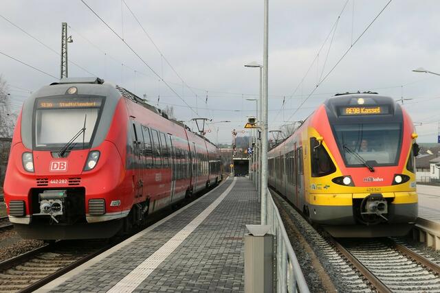 RE 15012 und HLB 24460 in Stadtallendorf (19.12.2015)