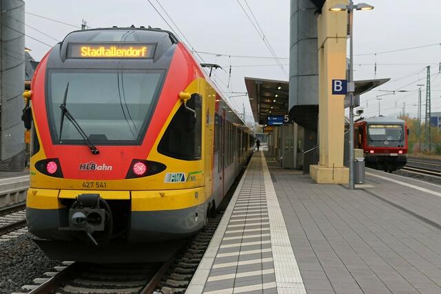 Zweiteiliger Zug nach Stadtallendorf in Marburg (30.10.2015)