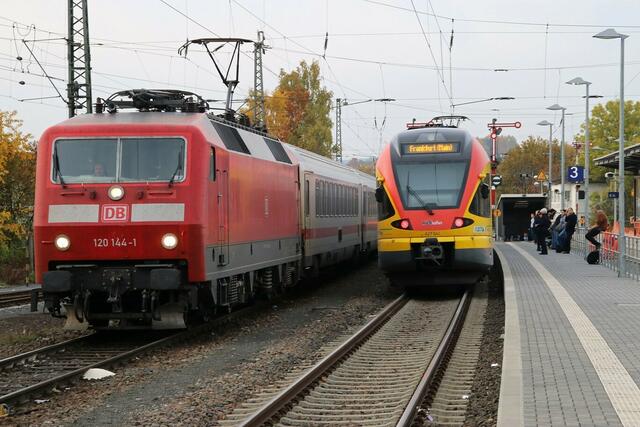 Wegen der HLB muss IC 2370 über Gleis 4 fahren (30.10.2015).
