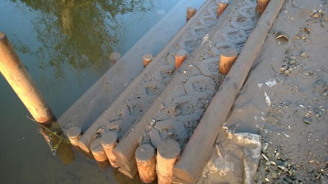 Gronau (Leine). Kanu-Einsetzstelle im Unterwasser nach dem Wehr, an der "Bastion" auf dem "Großen Kanian". Dezember 2015 entstand dort eine Beton- Ufertreppe mit 3 Podesten. Steht ca. 8cm Wasser darauf, bekommt man beim Kanu besteigen nasse, schlammige Füße! Die fehlende Rampe, zumal für Senioren, Behinderte und Einzelwanderer,  mahnte ich beim Architekten Uwe Michel und Bauamt Maik Götze an! Die Findlingsstein-Furt würde eine Hochwasser-Abfluss-Bremse und somit unnötige Gefährdung der Innenstadt !! Bild>