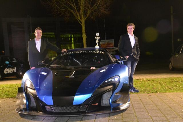 Olaf und Mirco Tegeler dürfen dieses tolle Auto leider nur bewundern und nicht fahren
