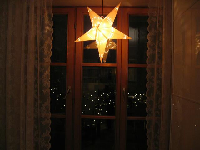 Mein Weihnachtsstern leuchtet in die dunkle Nacht hinaus. Mit dem heutigen Datum beginnen die Rau-Nächte. Beide Kräfte, Sonne und Mond, deren Wirken und Wirkung auf den Menschen höchst unterschiedlich ist, werden mit dieser Zeit „zwischen den Jahren“ ausgeglichen. Am 6. Januar, endet die besondere Zeit.
