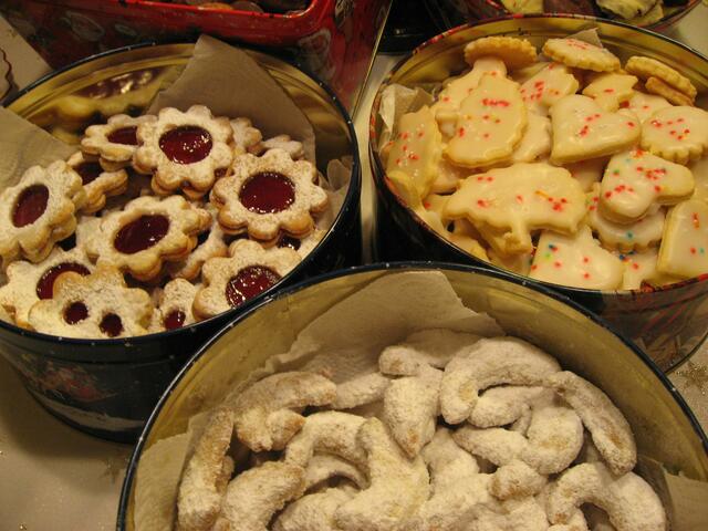 In der Weihnachtsbäckerei, gibt es manche Leckerei.
Zwischen Mehl und Milch, macht so mancher Knilch,
eine riesengroße Kleckerei... (Liedtext:Rolf Zuckovsky)