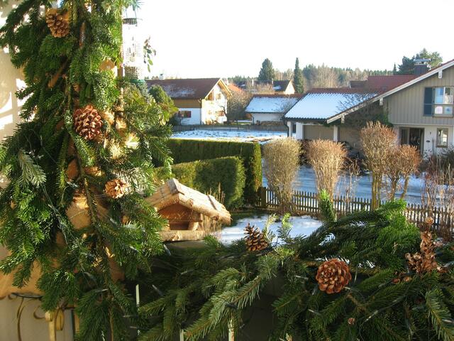 Weihnachten 2013, mit spärlicher Schneedecke. Meine allerliebsten Wintergäste haben auch eine Weihnachtsdekoration bekommen.
