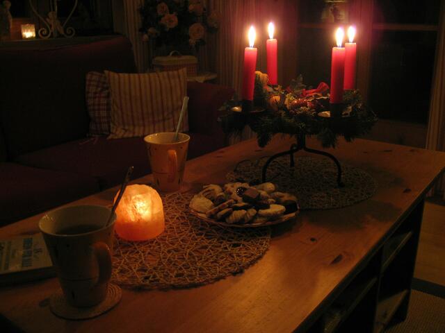 4. Adventsonntag: Die Oma hat für den Opa Weihnachtspunsch gemacht und die ersten Plätzchen herausgerückt. So nett ist sie, die Oma!