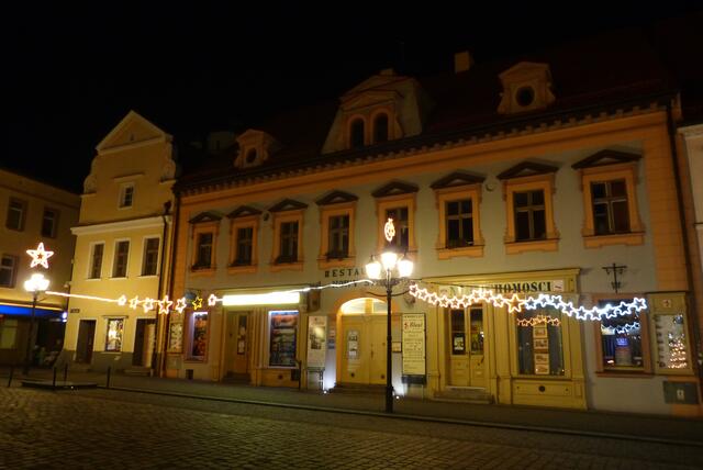 Kluczbork bei Nacht.