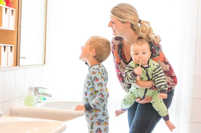 Das Beispiel von Eltern und älteren Geschwistern ist wichtig für die Zahnpflege vom Babyalter an | Foto: Initiative proDente e.V. Köln