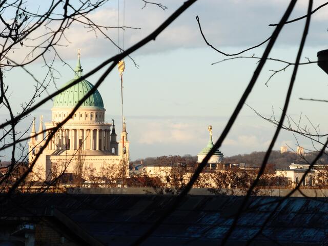 links die Nikolaikirche, in der Mitte die Kuppel des Alten Rathauses mit dem vergoldeten Atlas, rechts Belvedere auf dem Pfingstberg