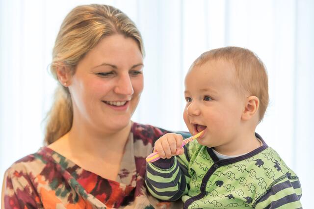 Natürlich muß die Mutter beim Putzen helfen. | Foto: Initiative proDente e.V. Köln