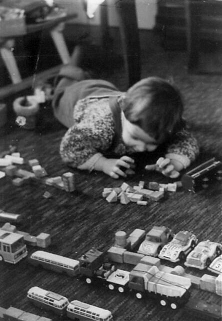 Weihnachten 1977: Mein erstes Weihnachten in der DDR nach meiner Adoption aus der Sowjetunion. Zu dem ich viele Autos bekam!