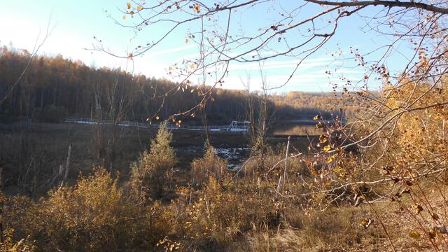 Mittels Pumpen wird auch nach Jahrzehnten noch der Wasserspiegel reguliert. Blick ins Restloch 3 Zechau.