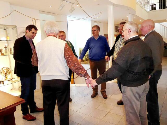 ... das letzte Experiment - alle fassen sich an bis der Stromimpuls auch den Letzten erreicht hat.