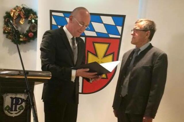 Verdienstmedaille des Landkreises Aichach-Friedberg in Silber erhielt Hanns Merkl aus Kissing von Landrat Dr. Klaus Metzger überreicht.
