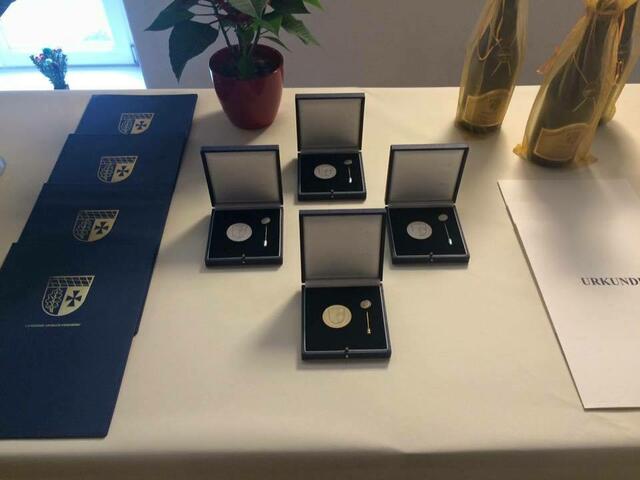Die Verdienstmedaillen des Landkreises in Gold und Silber mit Urkunden