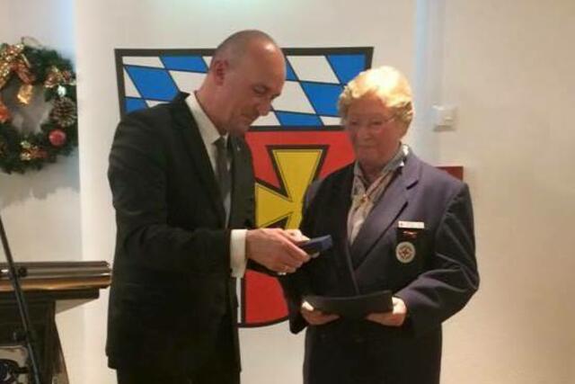 Verdienstmedaille des Landkreises Aichach-Friedberg in Gold erhielt Magdalena Deutsch von Landrat Dr. Klaus Metzger überreicht.
