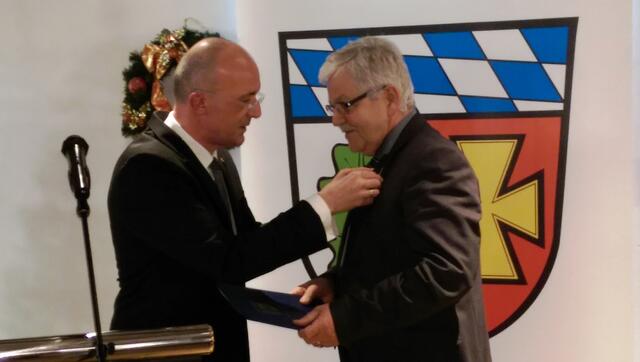 Verdienstmedaille des Landkreises Aichach-Friedberg in Silber erhielt Helmut Beck aus Aichach von Landrat Dr. Klaus Metzger überreicht.