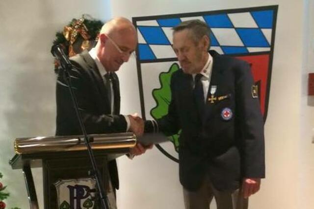 Verdienstmedaille des Landkreises Aichach-Friedberg in Silber erhielt Barthel aus Mering von Landrat Dr. Klaus Metzger überreicht.