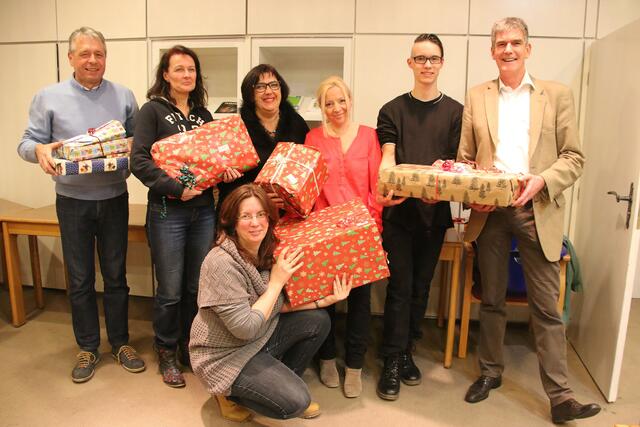 Rudi Straub, Barbare Lamprecht und Anja Motzkus von der Kolpingsfamllie Gersthofen sowie Sonja Vidakovic, Philipp und Ulrich Lorenz von der Kinder- Jugend- und Familienhilfe Hochzoll freuen sich mit Tanja Schnepp (sitzend), der 1. Vorsitzenden des Vereins Kinderweihnachtswunsch.