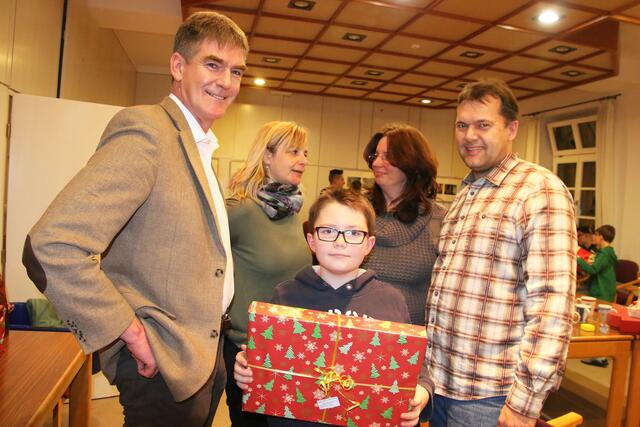 Geschenke des Vereins Kinderweihnachtswunsch lassen Kinderaugen leuchten.

Ulrich Lorenz, Gesamtleiter der Kinder-, Jugend und Familienhilfe Hochzoll (li.) freut sich mit einem seiner Kinder und Andreas Schnepp vom Verein Kinderweihnachtswunsch.
