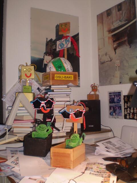 Bremen, 29. Dezember 2015: Blick auf die beiden Obama-BAKI, die Max-Zuckerberg-BAKI, die vermutlich kleinste BAKI der Welt, die OSLI-BAKI (s. GOOGLE) und (auf den Fotos) die BAKI auf und in der Wartburg am 5. April 1994