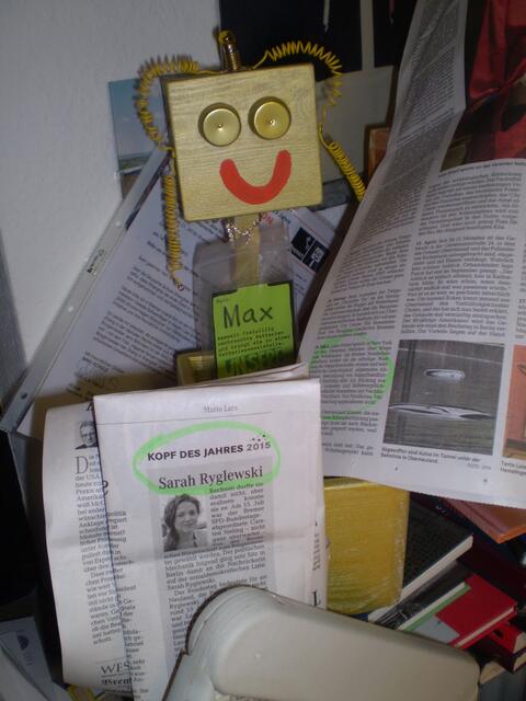 6. Foto: KOPF DES JAHRES 2015 Sarah Ryglewski unter dem Kopf der Max-Zuckerberg-BAKI