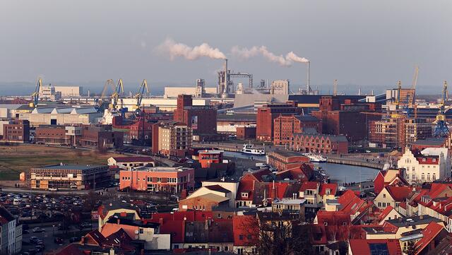 Die Sicht reicht zum Alten Hafen (Bildmitte) mit den historischen Speichergebäuden, im Hintergrund zeichnet sich das Industriegebiet ab. Foto: Helmut Kuzina