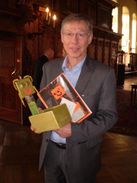 Bremen, 1. Januar 2016: die Max-Zuckerberg-BAKI in den Händen des Bürgermeisters Dr. Carsten Sieling im Rathaus zum Neujahrsempfang