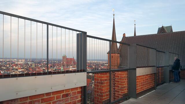 35 Sekunden dauert die Fahrstuhlfahrt bis zur Aussichtsplattform (250 Quadratmeter groß). Foto: Helmut Kuzina