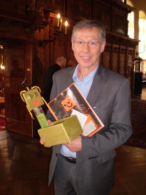 Bremen, 1. Januar 2016: Bürgermeister Dr. Carsten Sieling schenkt anlässlich des Neujahrsempfang im Bremer Rathaus dem Projekt "Zukunftswerkstatt UNSERE SCHULE" freundliche Beachtung.
