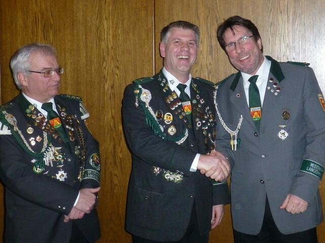 1.Vorsitzender Rolf Vogt, Silbern Vereinsnadel an Ralf Wagner, bronzene Vereinsnadel an Thomas Ulbig