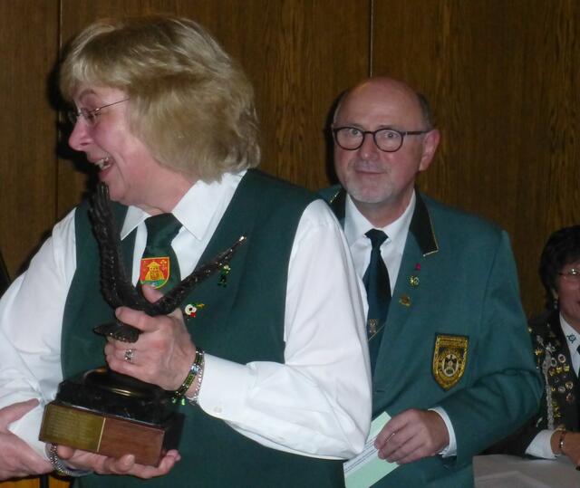 Barbara Nitsche erhält Sieglinde-Lemke-Pokal von Michael Freiberg