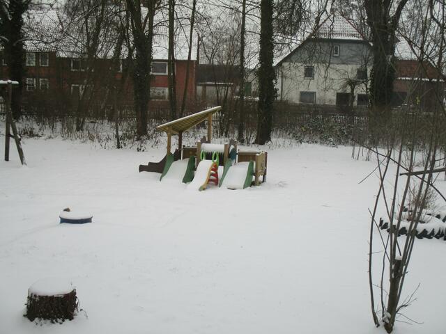 Blick aus dem Gruppenraum in den verschneiten Pfarrgarten !