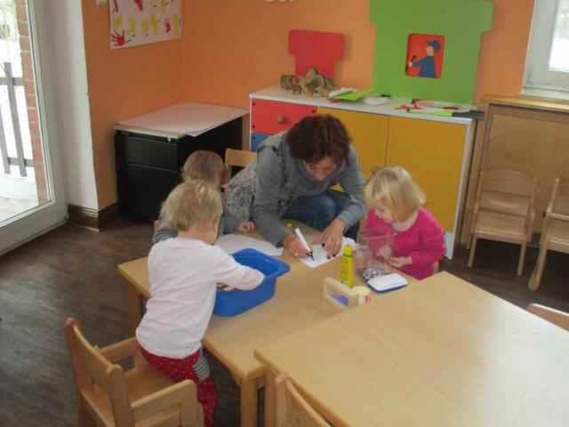 Melanie malt mit den Kindern