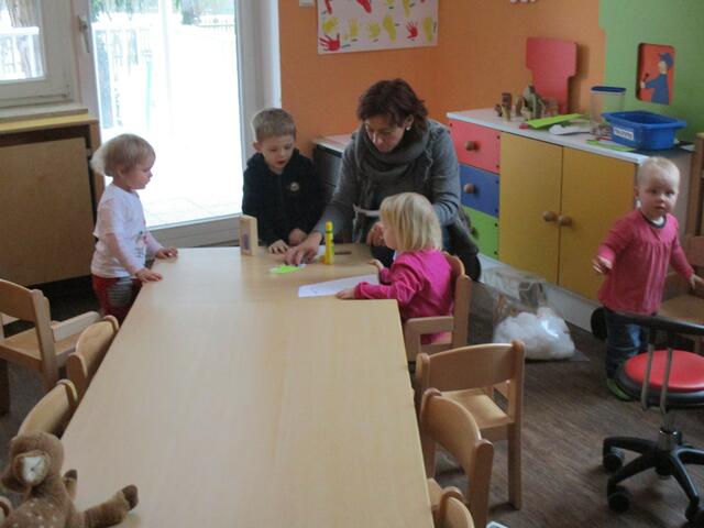 Melanie malt mit den Kindern