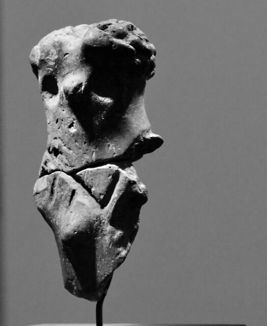 Jungsteinzeitliche Figur mit Frisur war mit Hämatit eingefärbt