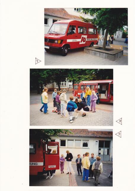 Blick (vor etwa 25 Jahren) auf den Hof der Schule 003 anlässlich einer Projektwoche zum Thema "Abfallbewältigung"