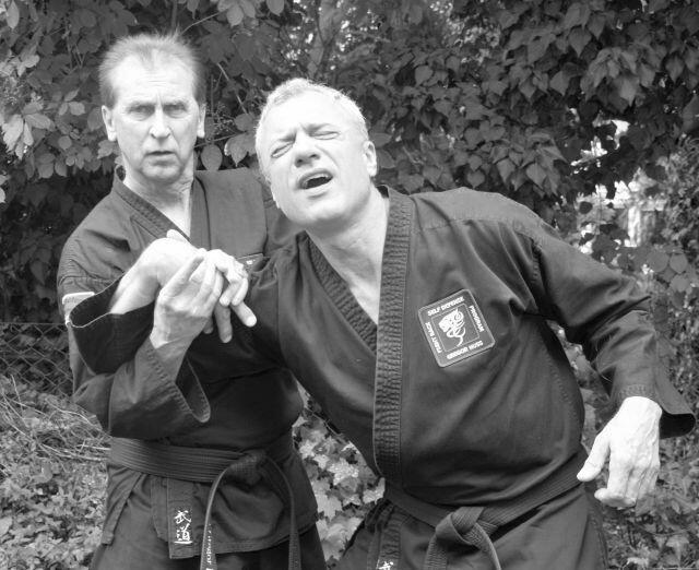 Fiinger und Handgelenk Hebel sind sehr Schmerzhaft und gehören mit zu Standard Programm des Fight Back