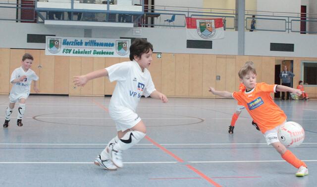 Spielszene G-Jugend Hallenturnier des FSV Buchenau am 10.01.2016 in der Hinterlandhalle Dautphetal (Foto: Dersch)