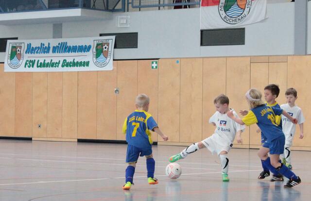 Spielszene G-Jugend Hallenturnier des FSV Buchenau am 10.01.2016 in der Hinterlandhalle Dautphetal (Foto: Dersch)
