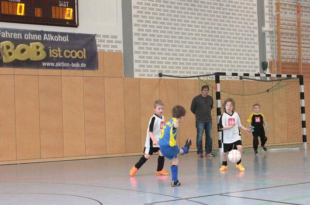 Spielszene G-Jugend Hallenturnier des FSV Buchenau am 10.01.2016 in der Hinterlandhalle Dautphetal (Foto: Dersch)