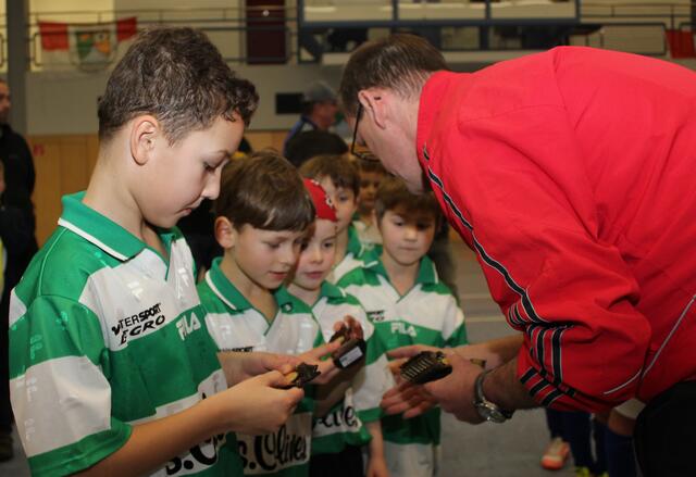 Siegerehrung F-Jugend Hallenturnier des FSV Buchenau am 10.01.2016 in der Hinterlandhalle Dautphetal (Foto: Dersch)