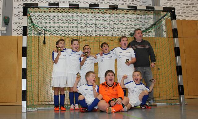 F-Jugend Gewinner-Team JSG Lahnfels/Rosphe beim Hallenturnier des FSV Buchenau am 10.01.2016 in der Hinterlandhalle Dautphetal (Foto: Dersch)