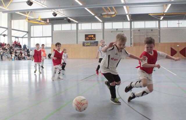 Spielszene G-Jugend Hallenturnier des FSV Buchenau am 10.01.2016 in der Hinterlandhalle Dautphetal (Foto: Dersch)