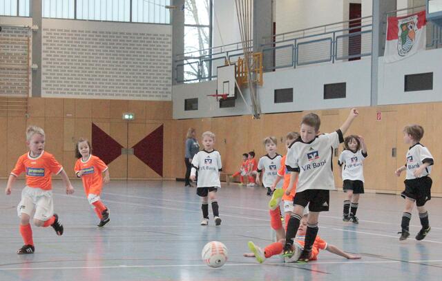 Spielszene G-Jugend Hallenturnier des FSV Buchenau am 10.01.2016 in der Hinterlandhalle Dautphetal (Foto: Dersch)