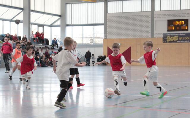 Spielszene G-Jugend Hallenturnier des FSV Buchenau am 10.01.2016 in der Hinterlandhalle Dautphetal (Foto: Dersch)
