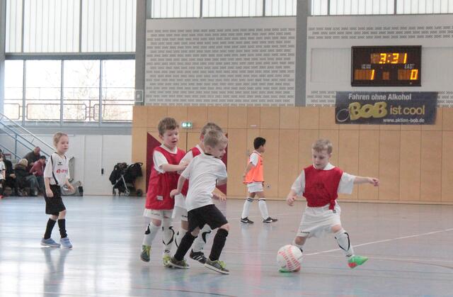 Spielszene G-Jugend Hallenturnier des FSV Buchenau am 10.01.2016 in der Hinterlandhalle Dautphetal (Foto: Dersch)