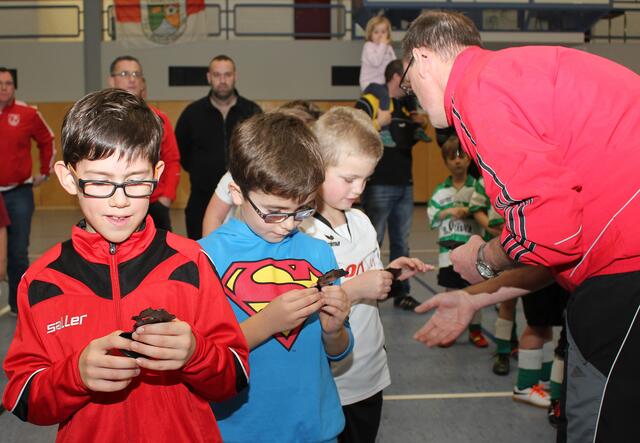 Siegerehrung F-Jugend Hallenturnier des FSV Buchenau am 10.01.2016 in der Hinterlandhalle Dautphetal (Foto: Dersch)