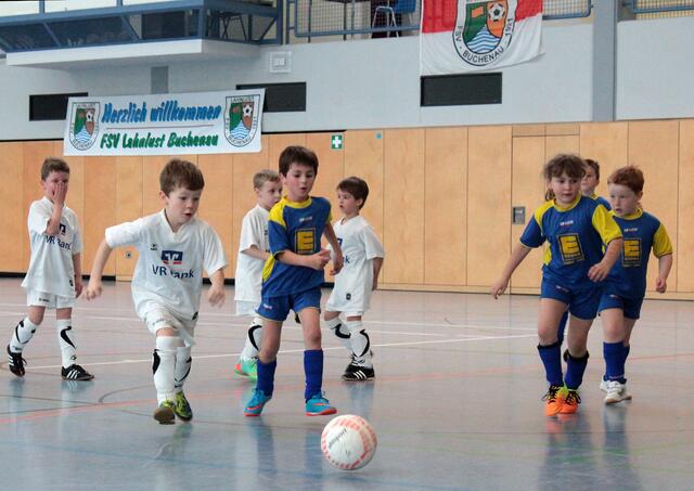 Spielszene G-Jugend Hallenturnier des FSV Buchenau am 10.01.2016 in der Hinterlandhalle Dautphetal (Foto: Dersch)