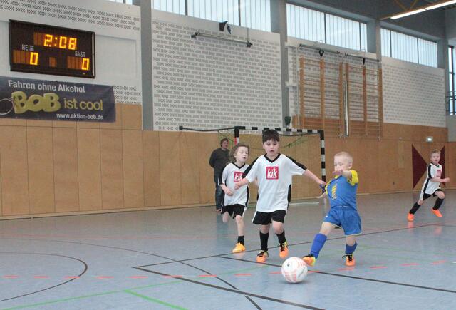 Spielszene G-Jugend Hallenturnier des FSV Buchenau am 10.01.2016 in der Hinterlandhalle Dautphetal (Foto: Dersch)